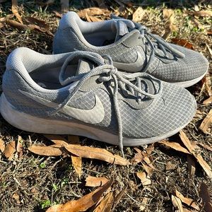 Size 9 nike tennis shoes